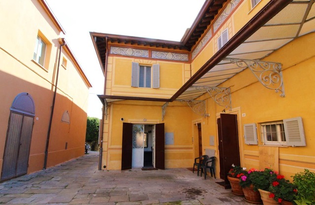 Ground-floor appartment in historic building enjoying a splendid view of Lake Trasimeno. Located in