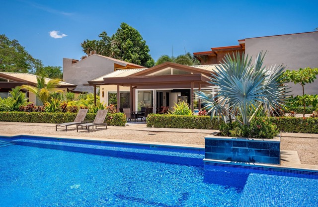Ground-floor condo with AC, pool views, on-site outdoor pool and plunge pool