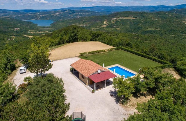 Ground floor house with beautiful panoramic view of the lake Butoniga