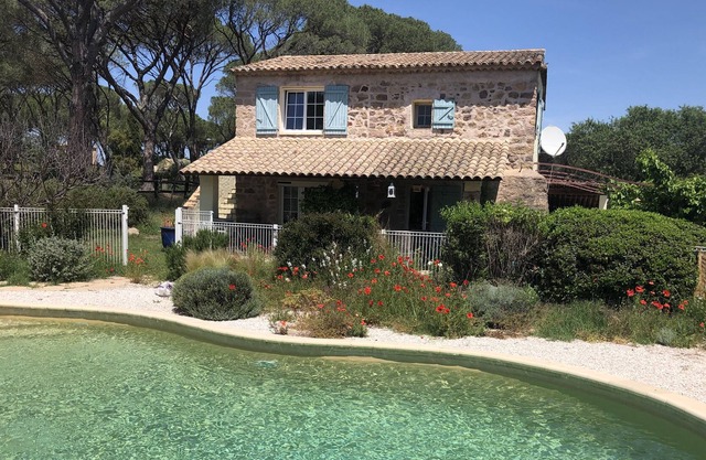 Ground floor old restored sheepfold, swimming pool, 30 minutes from Sainte Maxime, absolute calm.