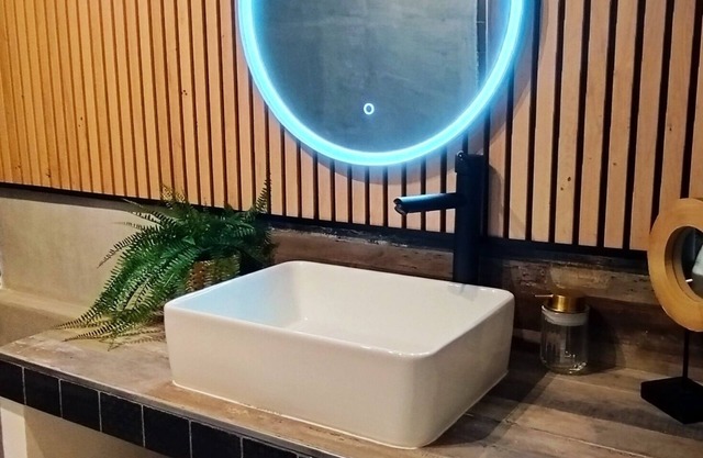 Ground floor/private jacuzzi/flower patio