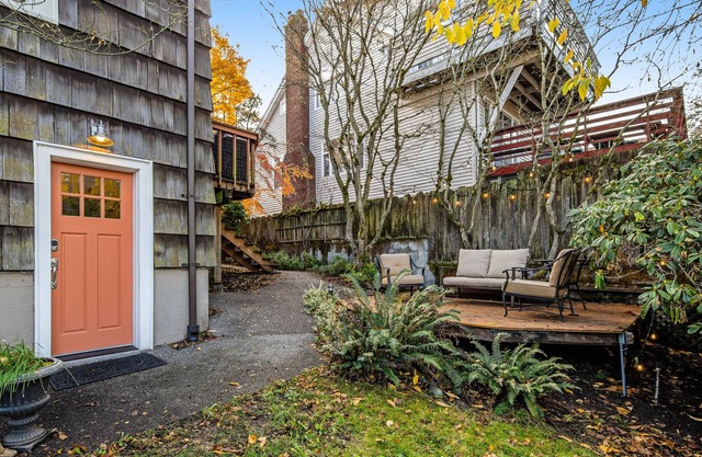 Ground-floor property with deck, WiFi, and ideal location next to Woodland Park