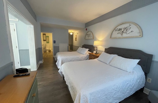 Ground floor, Two queen Beds - Room 6 The Inn at Dirickson Creek
