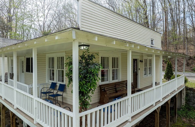 Group Friendly 4 BR 6 mi to ACE/4 mi to AOTG/1.4 mi to Downtown Hot Tub