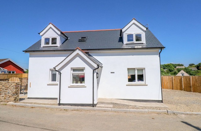 GROVE COTTAGE, pet friendly, with a garden in St Ishmael's
