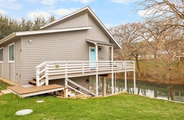 Guadalupe Riverfront 4BR w/Deck Firepit Views
