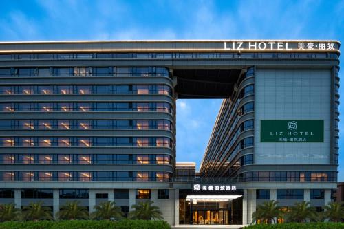 Guangzhou Baiyun Airport MeHood Liz Hotel Free Shuttle Bus to Canton Fair and to Airport
