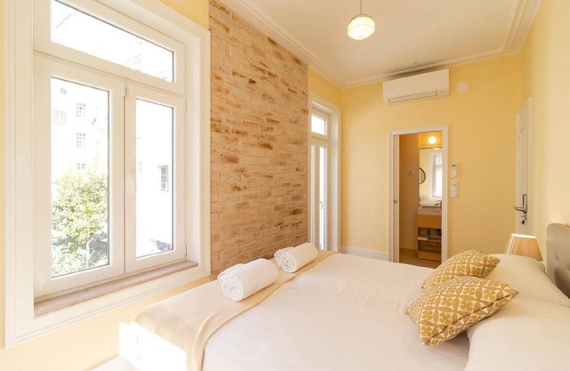GuestHouse - Deluxe Double Room with Balcony (Room 8 Seraphim)