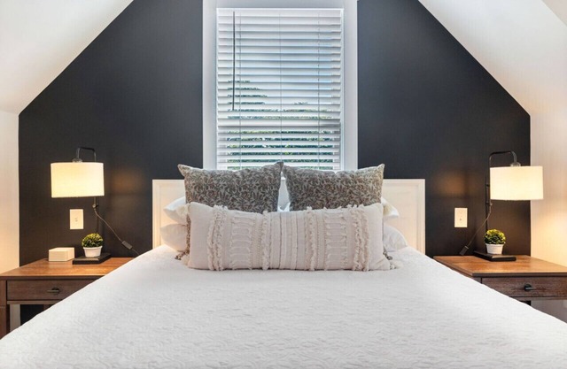Guests Rave: Clean, Private, Walkable to Franklin