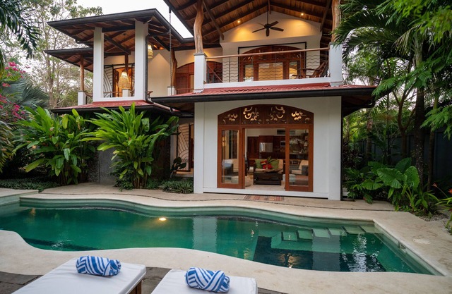 Guiones Beach Club-7 BR w Pool, Rancho w Yoga Shala;7 Min Walk 2 Sand!