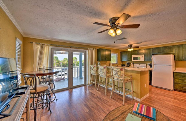 Gulfview Lido Key Gem - Walk to Beach and Shops