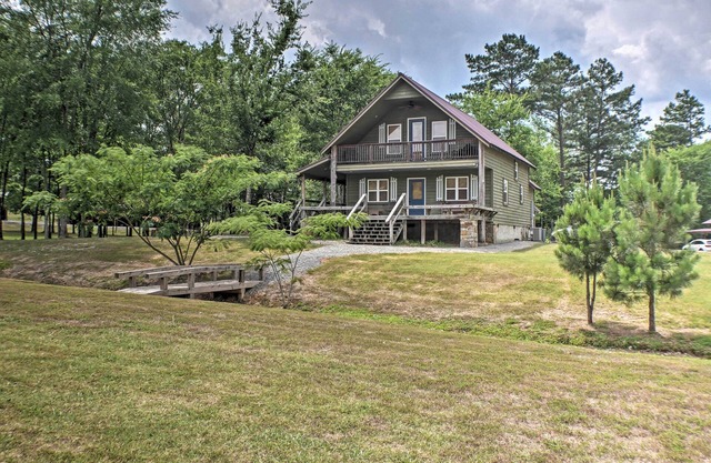 Guntersville Cabin w/Fire Pit & Covered Porch