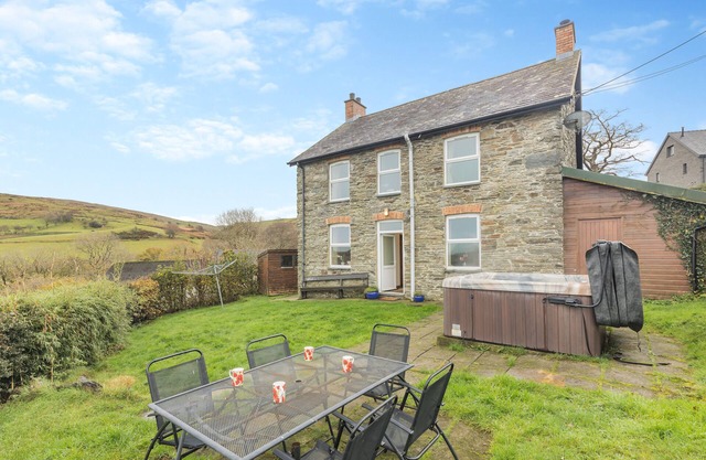 Gwarcwm Uchaf - Four Bedroom House, Sleeps 6