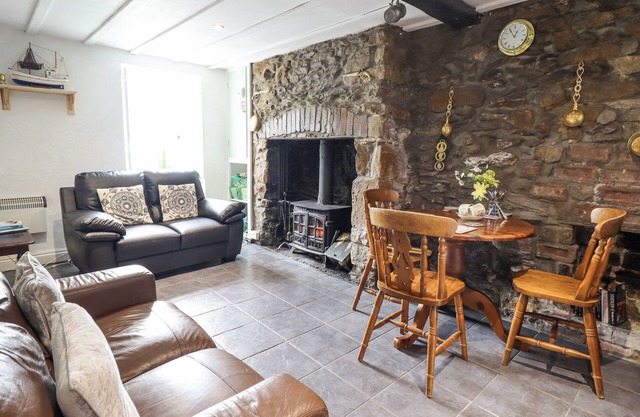 GWENALLT, pet friendly, character holiday cottage in Malltraeth