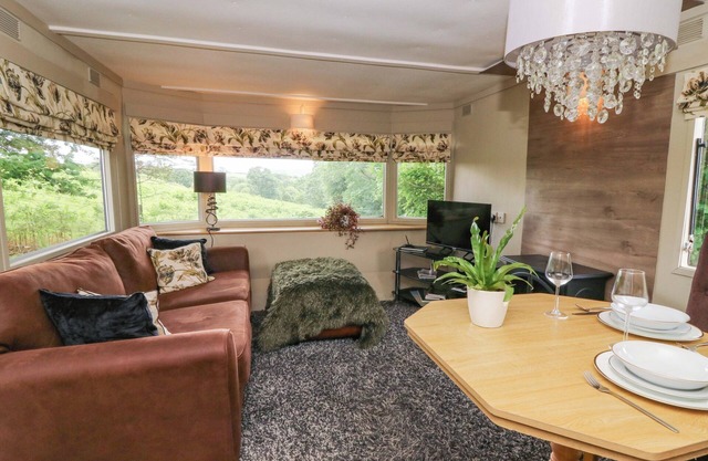 GWYBEDOG, family friendly, luxury holiday cottage in Lampeter