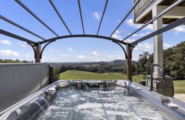 Halewood Farm Collection: Gated Mountain Home with Hot Tub, Fire Pit and Pet-Friendly