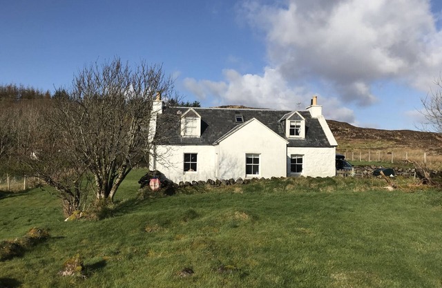 HALF OF 6, pet friendly, with open fire in Portree