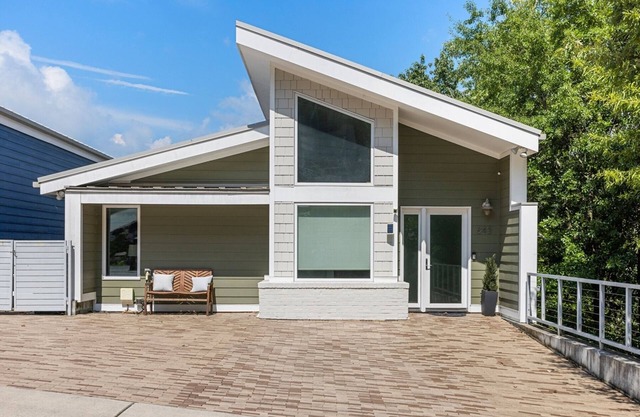 Hamilton Villa | Walk to Downtown | 3 Bed 3 Bath