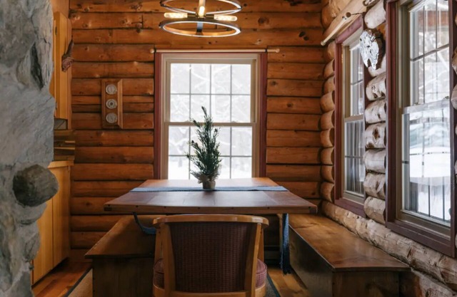 | Handmade 4 Bed Log Cabin | 5 Min From Skiing |