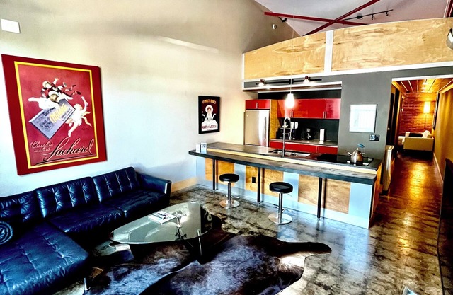 Hangar Loft Hotel+006- Twice Featured On HGTV Walk to USC Stadium 1 mi to Ft Jax
