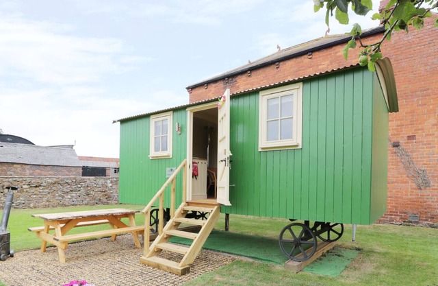 HANNAH'S HIDE, pet friendly, with open fire in Bowness-On-Solway
