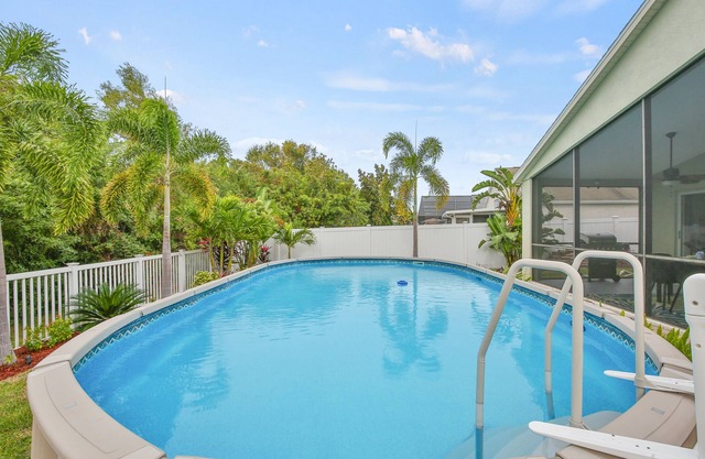 Happy Ours! Newly Renovated - Private Heated Pool, Screened in Lanai