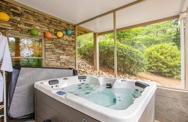 Happy Trails: Jacuzzi, Lookout Tower, Views!