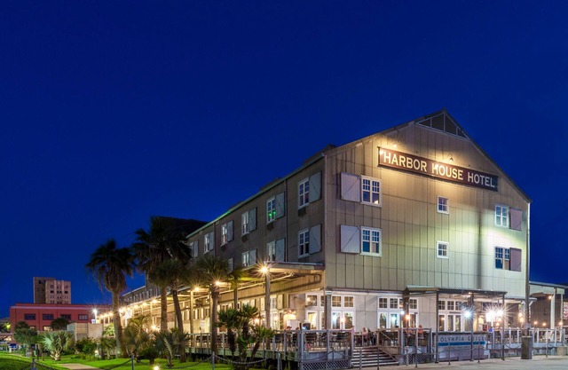 Harbor House Hotel and Marina at Pier 21