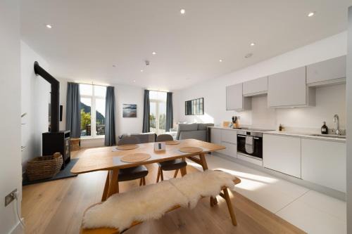 Harbour Lookout, Luxury Family Apt, Sea View and Terrace, 2 Bedrooms,1 Bathroom, Parking