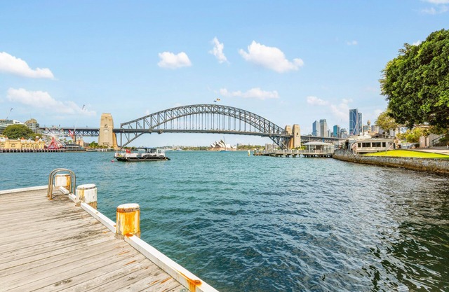 Harbour View with Opera House Overlook