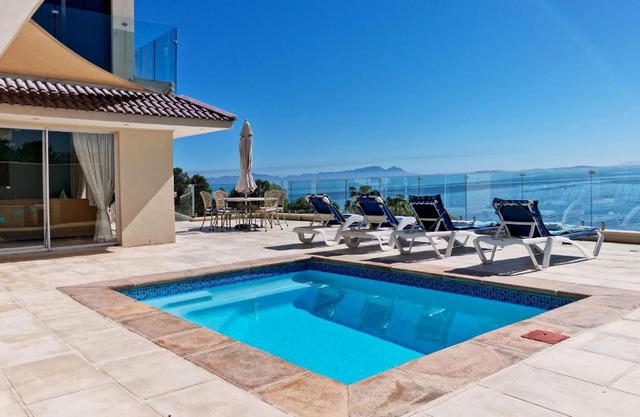 'Harbour Views' - 2 bedroom, sleeps 4 with private pool and large veranda!