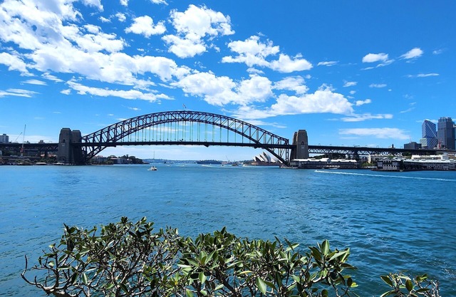 Harbourside Escape: Sunlit Outdoor Terrace & Harbour Views
