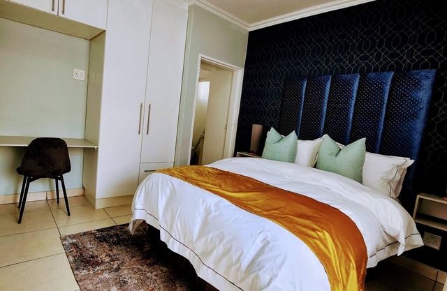 Harmony Apartment: Stylish 1-Bedroom in Parkmore with Uninterrupted Solar Power