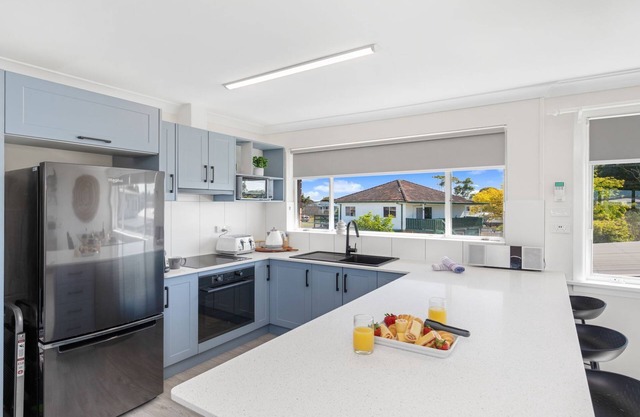 Harmony on Haiser B – gorgeous, self-contained upstairs unit with stunning views of the river