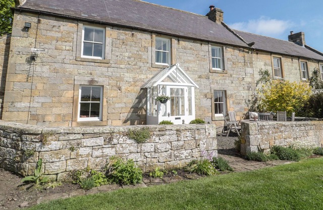 HARNHAM HALL COTTAGE, family friendly, with open fire in Ponteland