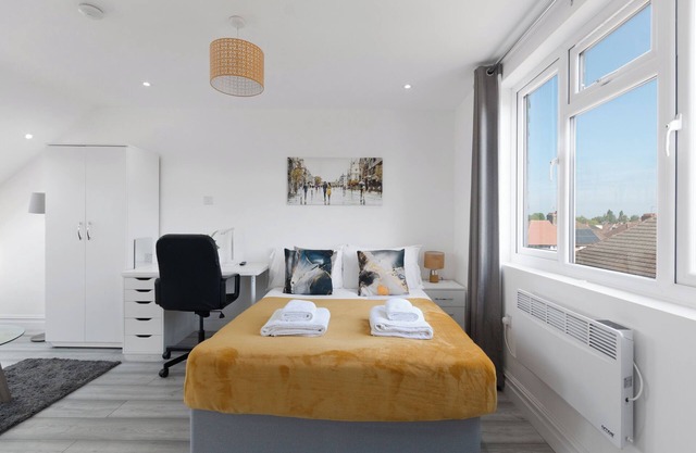 Harrow Haven Retreat - Modern City Apartment