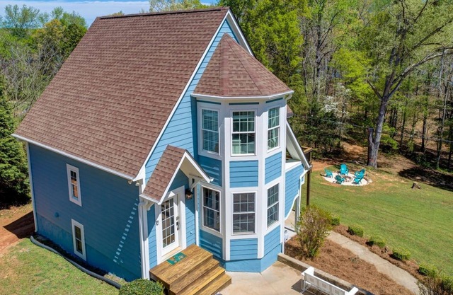 Hartwell waterfront home -game room, boat slip, firepit, golf cart, pet-friendly