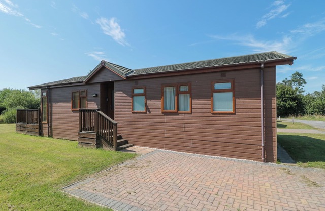 HARVESTER LODGE, family friendly, luxury holiday cottage in Hewish