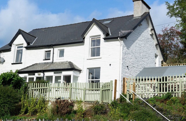 HAULFRYN, pet friendly, character holiday cottage in Dolwyddelan