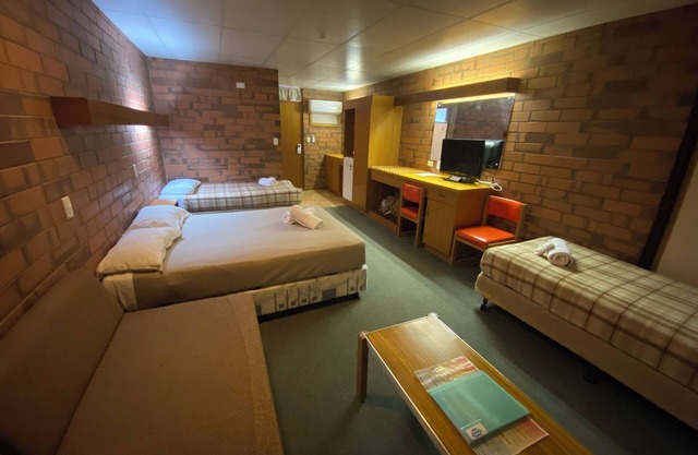 Hawker Hotel Motel
