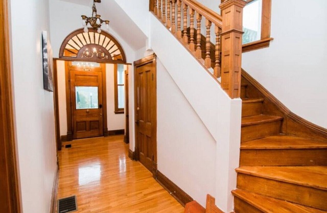 Hawkin's House Upper Suite Downtown Jefferson City