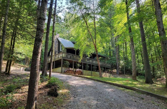 Hawks Whistle - Peaceful, Dog-friendly, Hot Tub, Waterfall nearby!