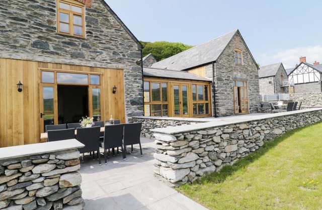 HAY STORE, luxury holiday cottage, with hot tub in Corwen