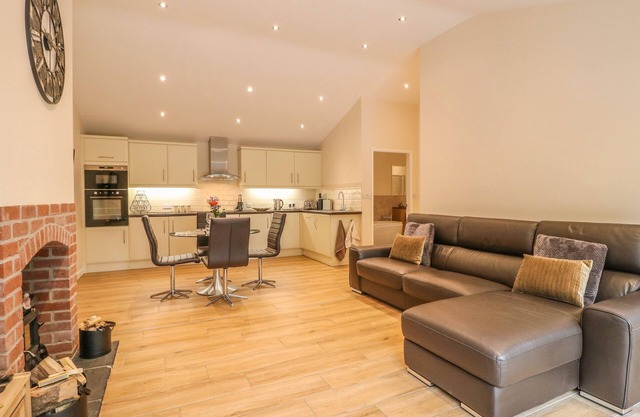HAZEL COTTAGE, romantic, luxury holiday cottage in Belper