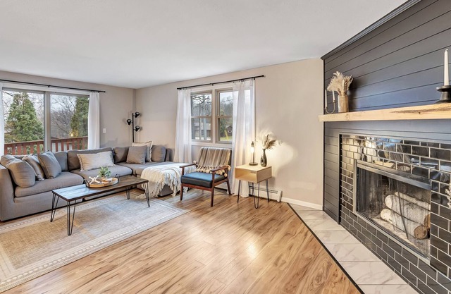 Hazelwood Haven (2-Bedroom) - Pets Allowed by RedAwning