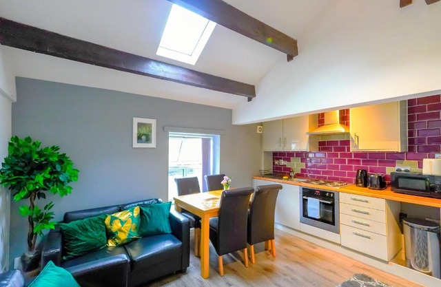 Headingley 2 Bedroom cottage flat Near Universities shops& Park
