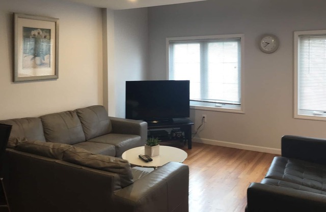 HEART OF BAYSIDE, 2bed 2bath with Loft