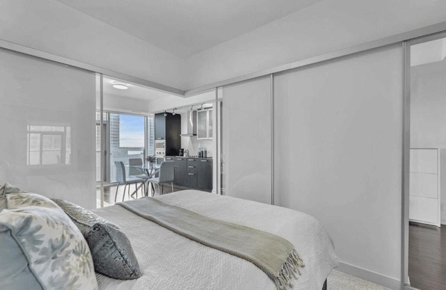 Heart Of Downtown Condo Close To CN Tower