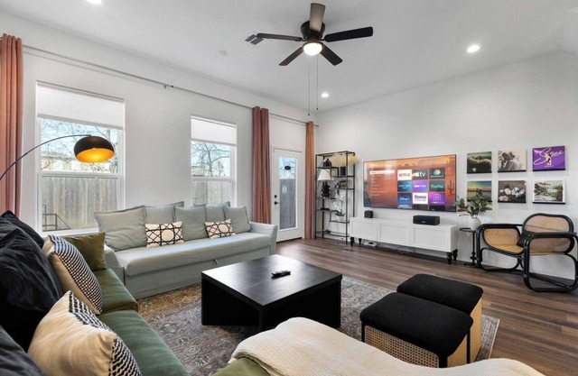 Heart of Houston | 4BR I Free Parking | Sleeps 10