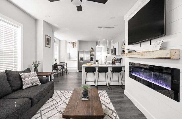 Heart of Indy | Sleeps 6 | Modern Home